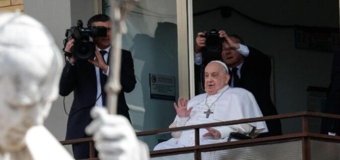 O Papa convalescente em Santa Marta, concelebra Missa na capela e continua terapia