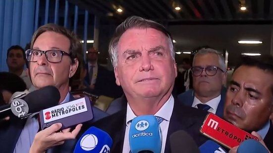 'Marcha fúnebre' interrompe entrevista de Bolsonaro; veja o vídeo