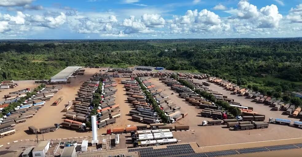 Mais de 1 mil caminhoneiros 'acampam' por dias para escoar produção de soja em Rondônia