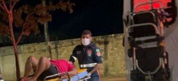 Batida entre motos deixa homem em estado grave na zona leste