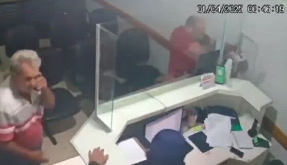 TÔ DOIDO! TO DOIDO! TO DOIDO! - Vídeo mostra homem destruindo recepção de hospital e beijando funcionária a força
