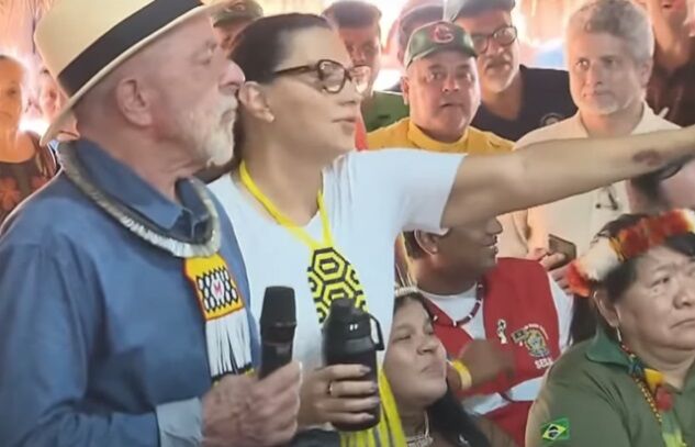 Janja interrompe cerimônia e pede para plateia se sentar