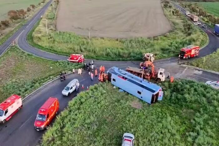 SOBE PARA 10 MORTOS - Dez pessoas já faleceram na tragédia do ônibus que tombou com 50 passageiros no Triângulo Mineiro