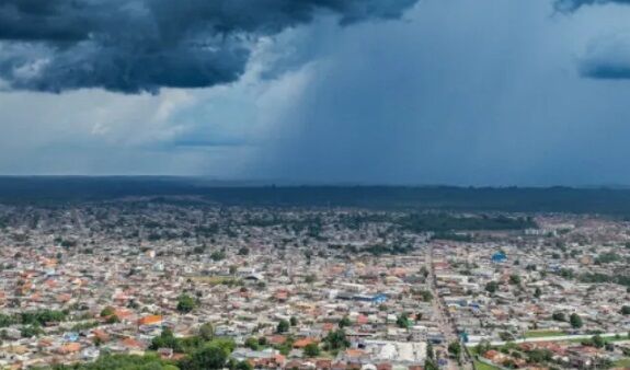 Ventos carregados de umidade provocam chuvas intensas nesta terça-feira (1) em Rondônia
