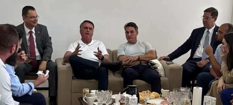 À espera de Hugo, oposição faz reunião sobre anistia com Bolsonaro