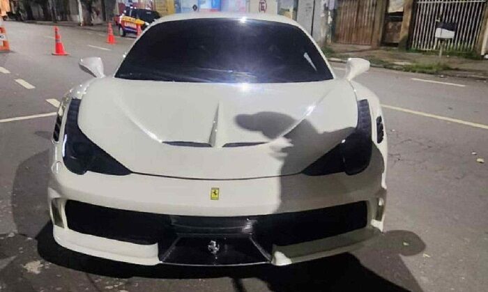 'ARROGÂNCIA' E 'CARTEIRADA', NÃO! - ‘Quem é você para rebocar?’, diz motorista de Ferrari sem placa a PM

