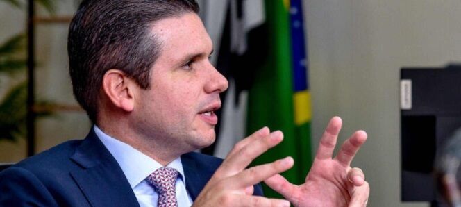 DESPREZÍVEL LAMBE-BOTAS - Hugo Motta negocia com Lula perdão para condenados pelo 8 de janeiro

 