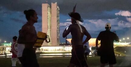 8 MIL ÍNDIOS 'PACÍFICOS' - Congresso se pronuncia sobre confronto com indígenas em Brasília