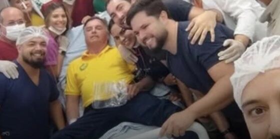 CIRURGIA? NÃO! POR ENQUANTO - Equipe médica posta selfie com ex-presidente Jair Bolsonaro