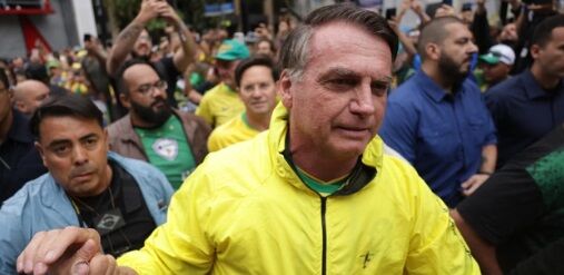 AGRADECIDO E CHEIO DE ESPERANÇA - Bolsonaro reza com funcionários e reclama de Lula ao deixar hospital