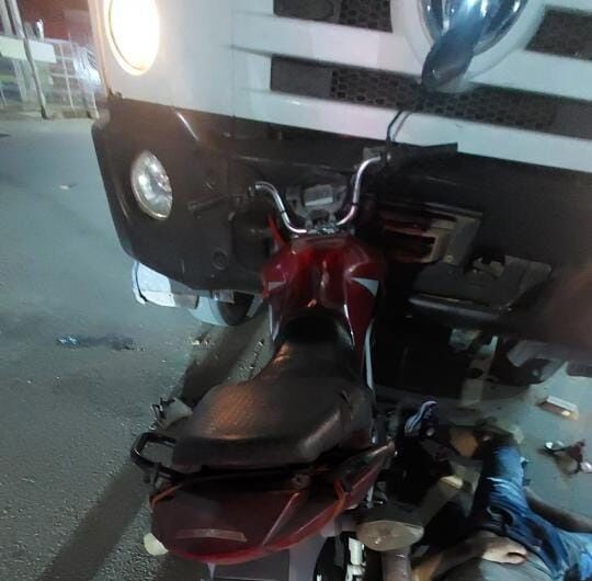 LOUCOS DO TRÂNSITO - Motociclista fica ferido após colisão com caminhão parado na zona sul de Porto Velho

