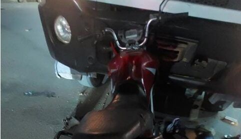 LOUCOS DO TRÂNSITO - Motociclista fica ferido após colisão com caminhão parado na zona sul de Porto Velho

