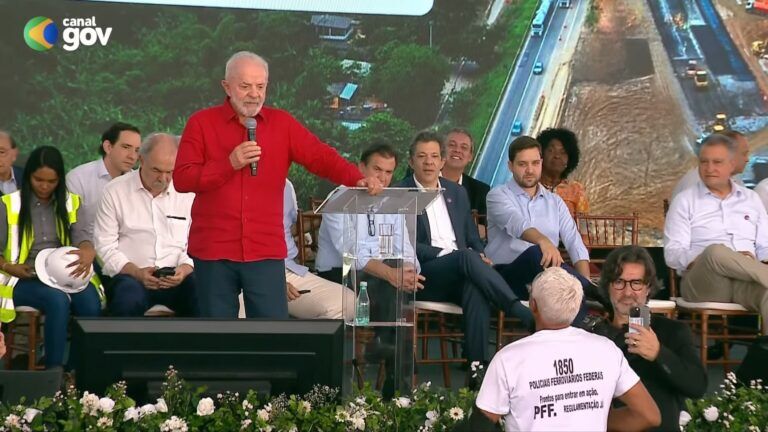 RECEBENDO A 'COLHEITA' - Homem interrompe fala de Lula para cobrar promessa de 2009

