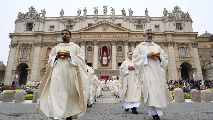 VIGÁRIO DO VATICANO - Comastri celebra a Missa de Páscoa e o cardeal Re preside a Vigília do Sábado Santo
