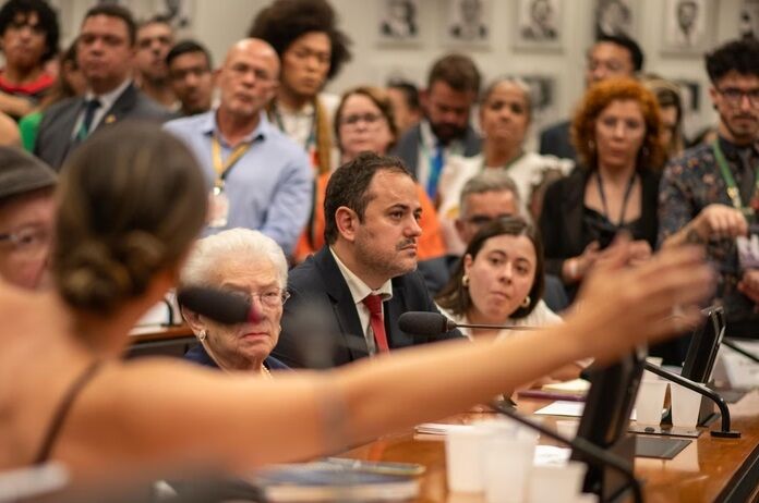 60 DIAS PARA DEFESA - Motta faz acordo com deputado que chutou a bunda do eleitor na Câmara e agora tá com medo de levar um chute no bufunfa