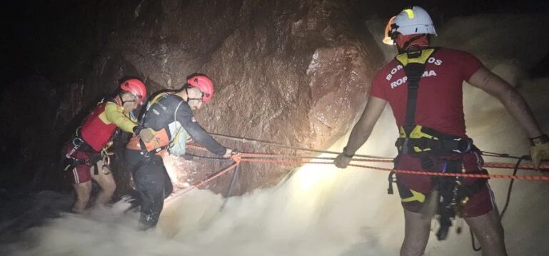 SERRA DO TEPEQUÉM - Oito pessoas são salvas após ficarem ilhadas na cachoeira Laje Verde