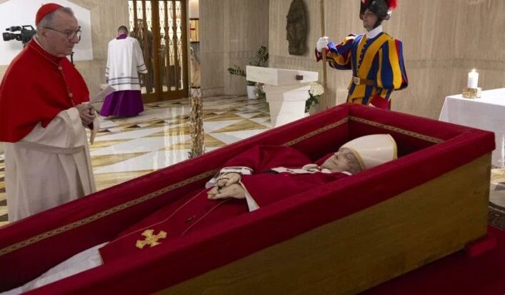 DESPEDIDA DO PAPA SIMPLES - Vaticano divulga primeiras fotos do papa Francisco no caixão