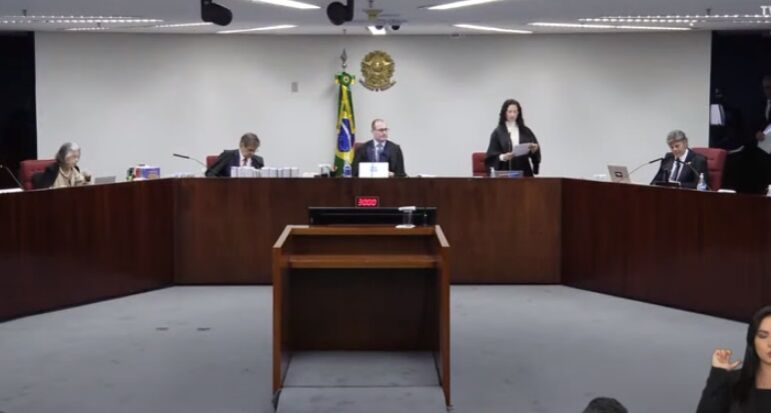 CENSURA É DITADURA - STF recolhe e lacra celulares durante julgamento de acusados por tentativa de golpe de Estado