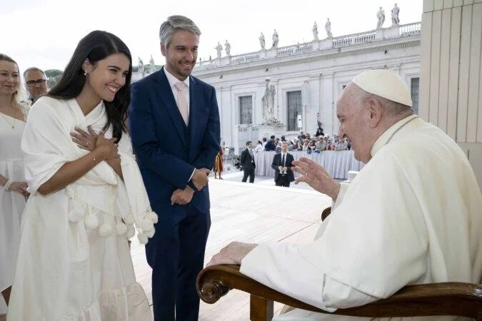 "DEUS OS ABENÇOE" - Casal de Santos realizou sonho ao receber bênção do Papa Francisco no Vaticano