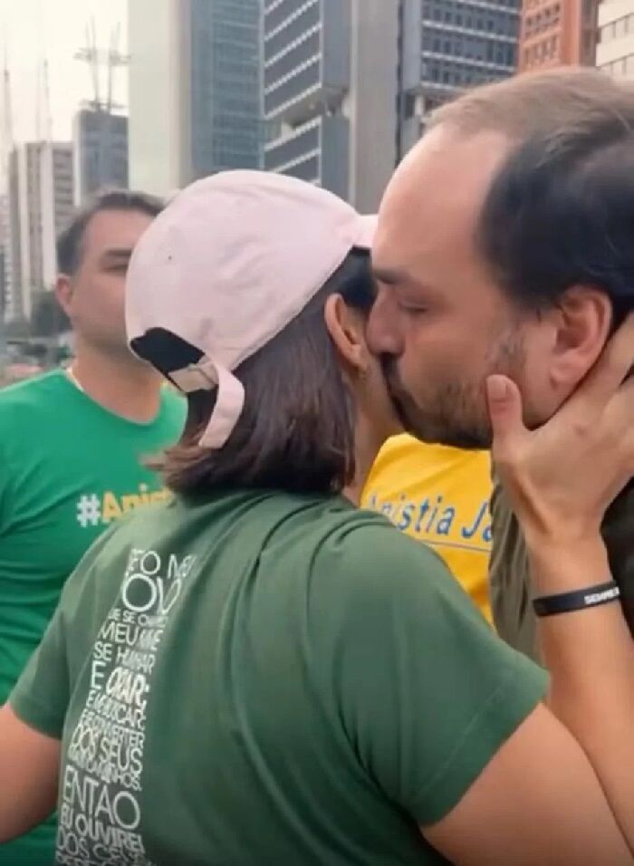 "ELA ESTÁ ALI" - Internação de Bolsonaro une a família e Carlos engrandece Michelle: ‘Uma leoa’