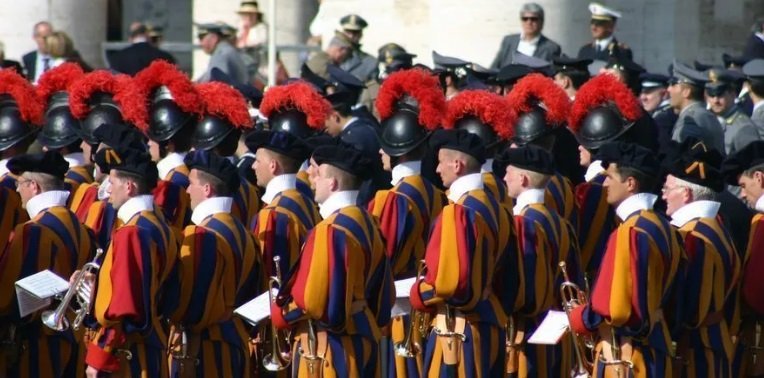 GUARDA SUÍÇA - Conheça o Exército que protege o papa há mais de 500 anos

