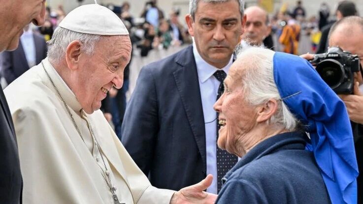 ELA COMOVEU O MUNDO - A relação entre o papa Francisco e a freira que quebrou protocolo para orar diante do caixão do pontífice