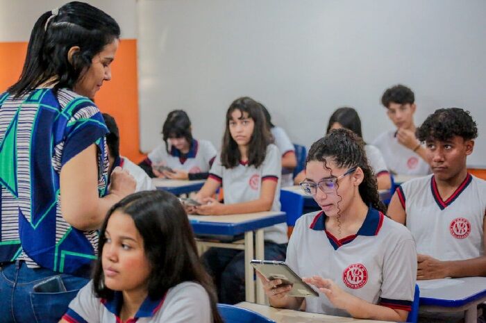 DINHEIRO NO BOLSO DE 14.937 - Governo anuncia reajuste e pagamento retroativo; R$ 17 milhões a mais para os professores
