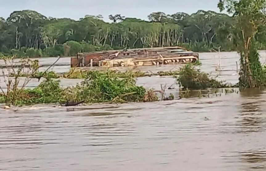 TRISTEZA, SEM VÍTIMAS - Barco hospital do governo de Rondônia naufraga no rio Mamoré durante a madrugada em Guajará-Mirim

