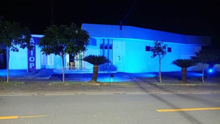 Associação Comercial de Ouro Preto do Oeste estreia iluminação para conscientização de datas especiais