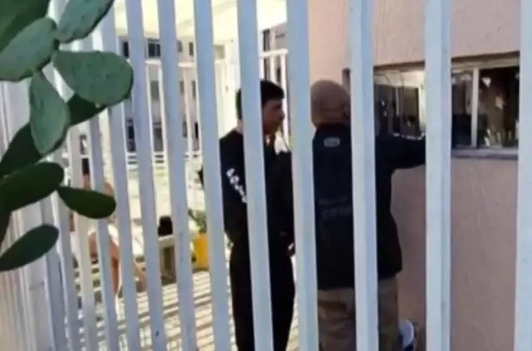 CASO REVOLTANTE - Polícia prende mãe suspeita de deixar a filha de 5 anos ser estuprada por 3 namorados
