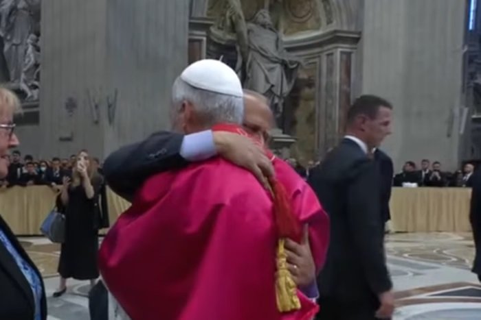 EMOÇÃO: APÓS DEUS, A FAMÍLIA - Papa Leão XIV rompe protocolo e abraça irmão em missa inaugural
