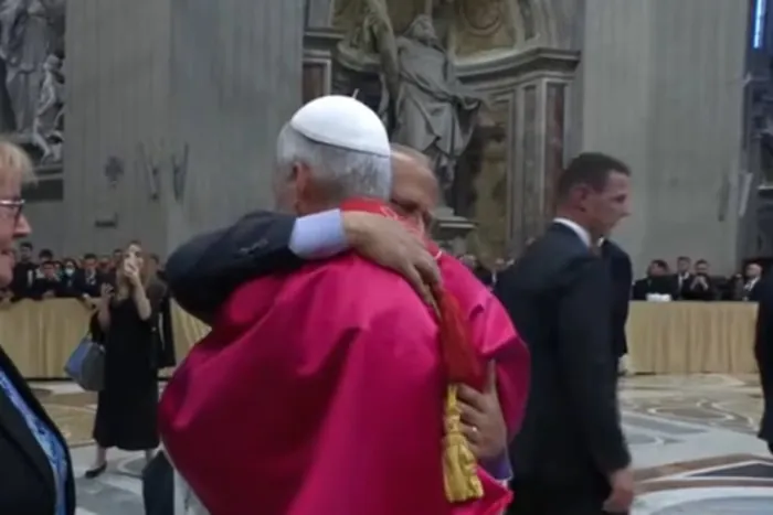 EMOÇÃO: APÓS DEUS, A FAMÍLIA - Papa Leão XIV rompe protocolo e abraça irmão em missa inaugural