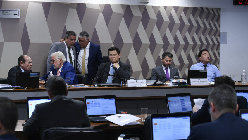 ELEIÇÕES UNIFICADAS EM 2034 - CCJ do Senado aprova fim da reeleição para cargos do Executivo

