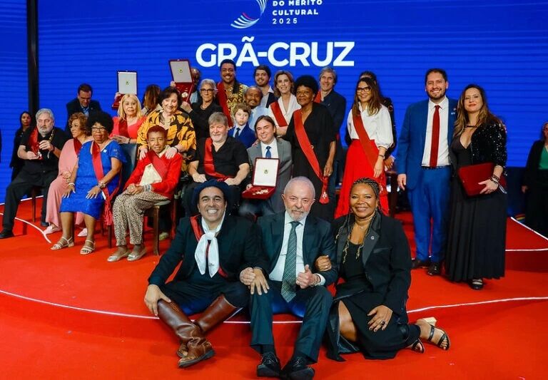 CULTURA CORROSIVA E MILITANTE - Veja a lista dos condecorados por Lula por feitos na Cultura