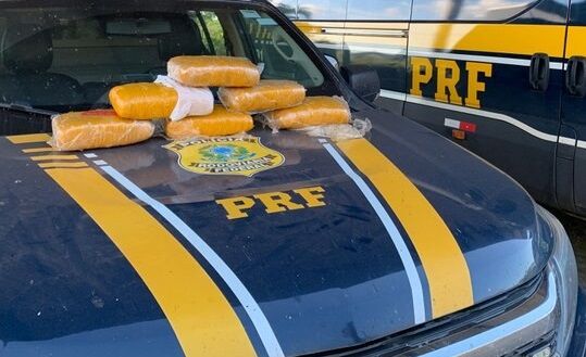 MULA DISFARÇADA - PRF Apreende 6,4 kg de Maconha com Passageiro de Ônibus em Ji-Paraná (RO)

