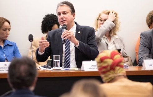SE EXPLICANDO NA CÂMARA - “Brasileiro não quer enfermeiro formado 100% por EAD”, diz ministro

 
