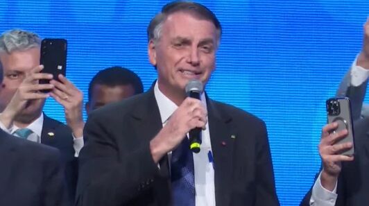 QUANTA DIFERENÇA! - Jair Bolsonaro é ovacionado por prefeitos um dia após vaias a Lula

