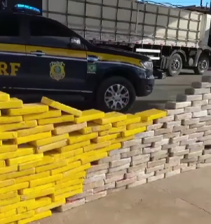 ARTIFÍCIO DESCOBERTO - Motorista abandona caminhão em movimento e foge; PRF apreende quase meia tonelada de cocaína

