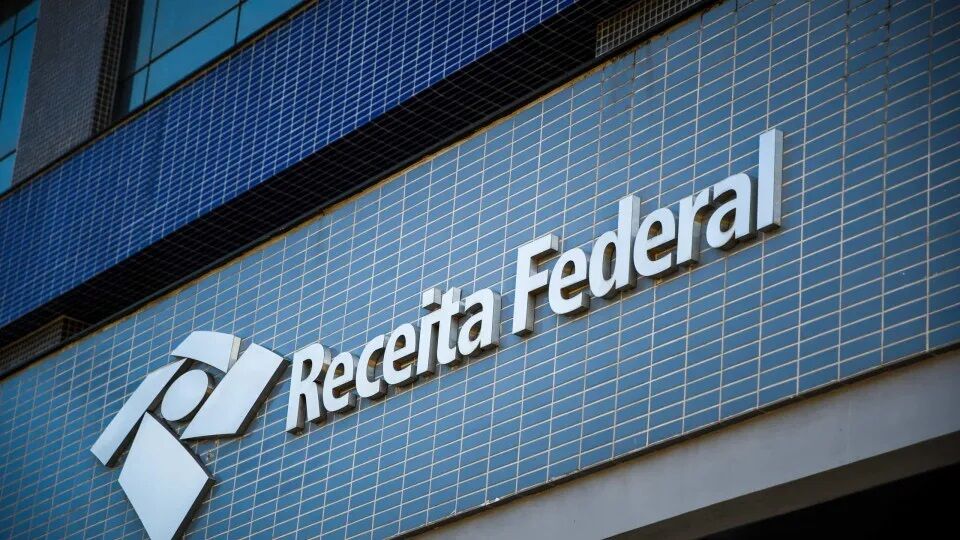 CHANCE ATÉ DIA 26 - Leilão da Receita Federal tem automóvel por R$ 1.940 e iPhone por R$ 410

