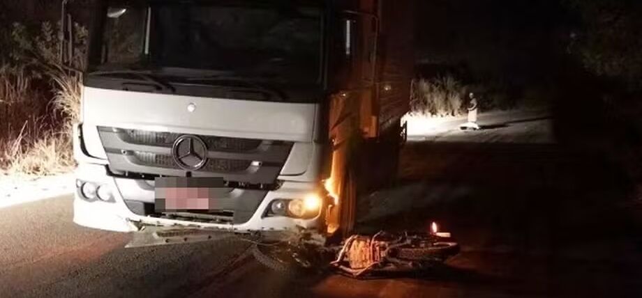 Motociclista morre após colidir com caminhão em meio a ‘nuvem de poeira’ em Chupinguaia (RO)