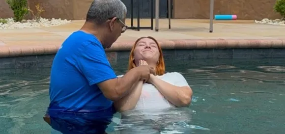 MORREU, PARA VIVER DE NOVO - Sofia Liberato, filha de Gugu, se batiza: “Nova vida com Cristo”

