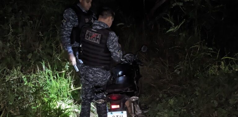 ESCONDIDA NA MATA - Área de difícil acesso – Motocicleta furtada é recuperada por guarnição da Força Tática

