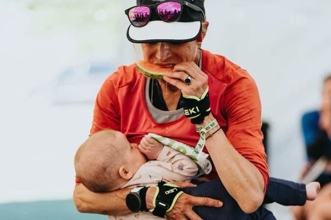 MÃE E ATLETA - Advogada vence ultramaratona amamentando a filha