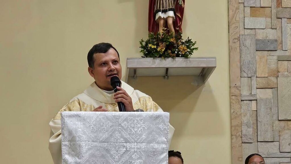 INUSITADO! DEUS O GUARDOU - Padre desaparecido é encontrado preso no telhado de casa

