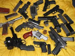 PERIGO E PERICULOSIDADE - Ladrões furtam 80 armas de fogo de loja em Ariquemes (RO) e mobilizam forças de segurança

