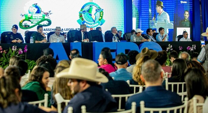 ATO FESTIVO - Deputado Laerte Gomes preside Sessão Solene Itinerante para entrega de títulos e homenagens em Ji-Paraná