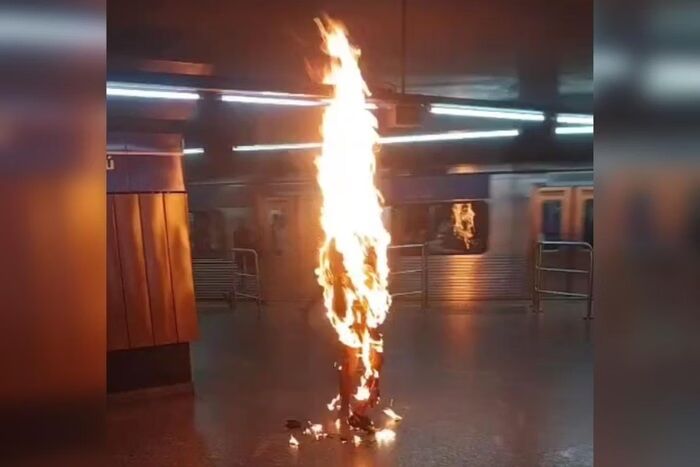 PÂNICO NO METRÔ - Homem em chamas é salvo por agentes de estação. Vídeo