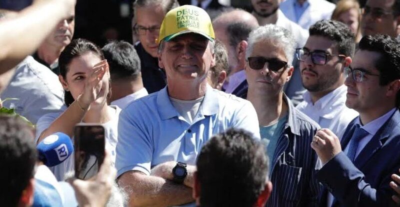 "MAIS UM MILAGRE" - Após três semanas internado, Bolsonaro recebe alta e agradece a Deus