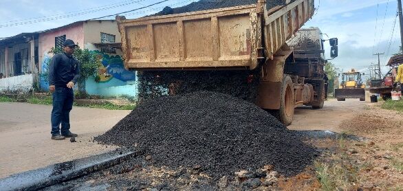 Prefeitura realiza operação tapa-buracos na Estrada da Areia Branca, zona Sul de Porto Velho