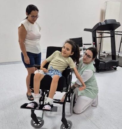 LOCOMOÇÃO E AUTONOMIA - Sílvia Cristina assegura entrega de cadeiras de rodas a pacientes do Centro de Reabilitação Dream da Amazônia


